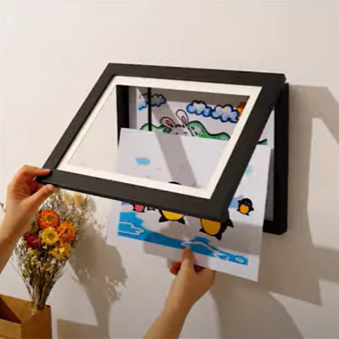 🧲🖼️ מסגרת עץ מגנטית גודל אי4 לתמונות וציורי ילדים  תצוגה מתחלפת בקליק