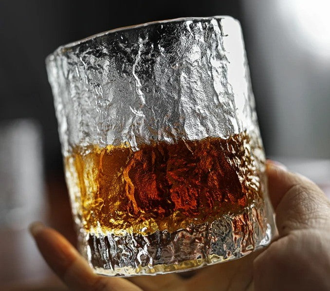 סט זוג כוסות ויסקי בעיצוב אומנותי פרימום עם מרקם סלעי מיוחד ארזת מתנה