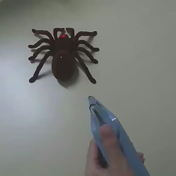 עכביש רובוטי עם שלט רחוק – צעצוע מתיחה מפחיד ומצחיק לילדים וחיות מחמד
