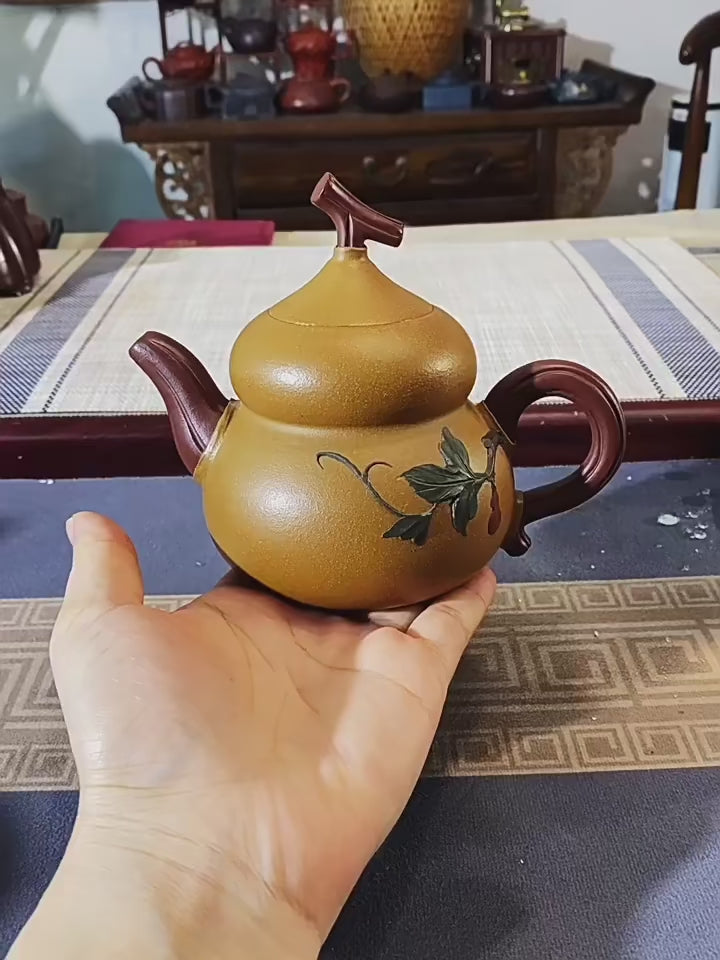 קומקום תה מסורתי ואיכותי מאזור יישינג שבסין, עשוי מחימר סגול טבעי בעבודת יד