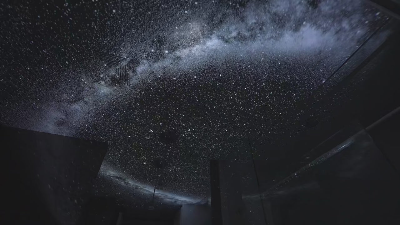 מתנה לחובבי החלל 🌌 מקרן כוכבים וגלקסיה מקצועי תאורת איץ די לילה רכה לחדר ילדים