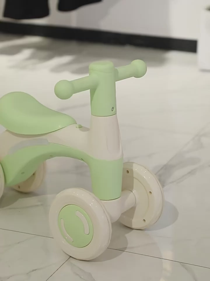 אופני איזון לתינוקות (גיל 1-3) עם 4 גלגלים שקטים – דגם בטיחותי נגד התהפכות