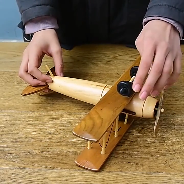 דגם מטוס עץ רטרו בעבודת יד.פסלון מטוס דקורטיבי לשולחן עבודה או לבית